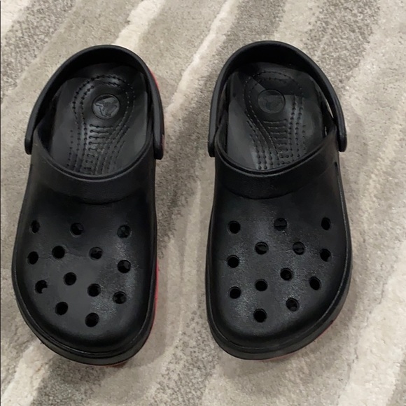 black and pink crocs